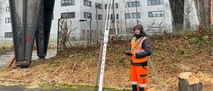 icholas Robin Böge an der Arbeit mit 3D Laserscanner auf einem Stativ