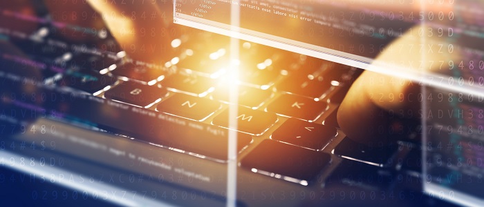 Auf dem Bild eine Tastatur und eine Programmierung-App die für die Softwareentwicklung benutzt wird. 