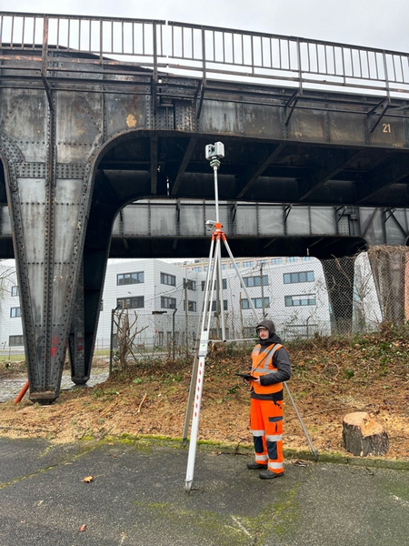 Nicholas Robin Böge an der Arbeit mit 3D Laserscanner auf einem Stativ