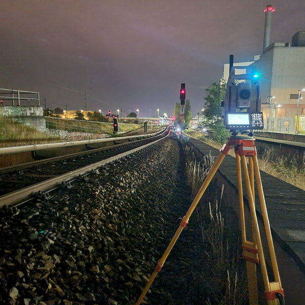 Tachymeter von Leica bei einer Nachtvermessung am Westhafen Berlin - Siemensbahn