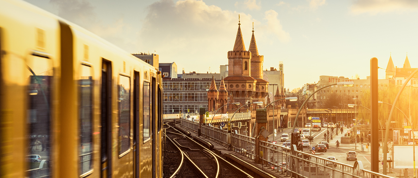 Berliner Bahn (BVG) am Sonnenuntergang für die Deutschlandticket
