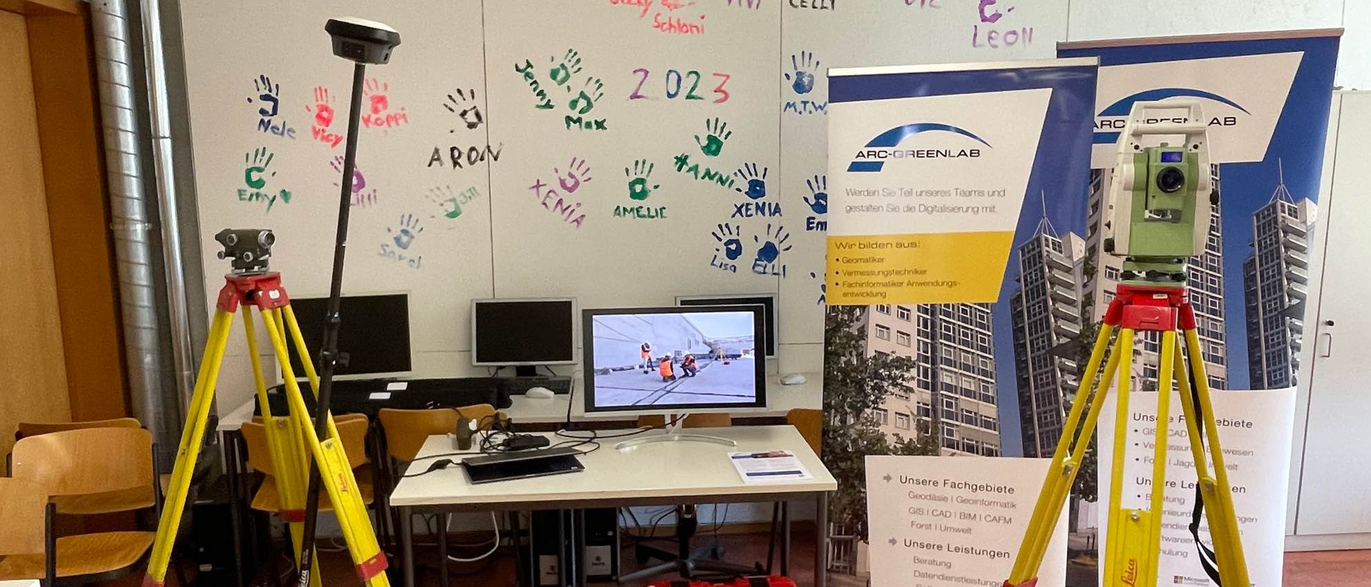 Messgeräte der ARC-GREENLAB bei der Startzeit Azubi Messe: ein Tachymeter, ein Nivellierer, ein GPS Stab und viel mehr.