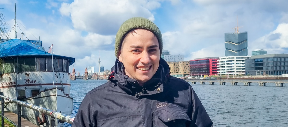 Ein Bild von Richard Ziehlke, Projektleiter Team GIS bei ARC-GREENLAB, an der Spree