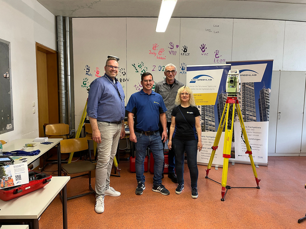Unser Teamleiter Team Vermessung und Vermessungsassistent bei der Azubi Messe Startzeit in Frankfurt (Oder) mit einer Kollegin und einem Kollege aus der Firma Oevermann.