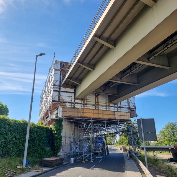 Brücke A111 angehoben